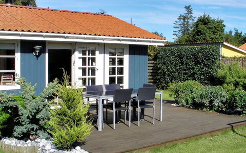 Nitis - 200M from the Sea: Madera, Casa, Cabaña, Casa, Techo, Área Rural, Vía Muerta, Cuarto De Troncos, Edificios Del Jardín, Madera Dura