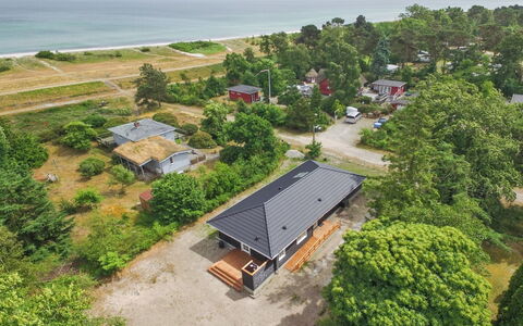 Auke - 100M from the Sea: Casa, Casa, Puerta, Techo, Cabaña, Inmuebles, Jardín, Sombra, Vía Muerta, Yarda