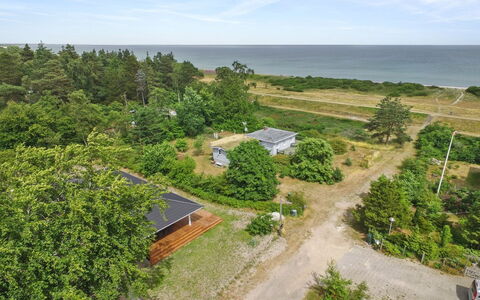 Auke - 100M from the Sea: Casa, Casa, Puerta, Techo, Cabaña, Inmuebles, Jardín, Sombra, Vía Muerta, Yarda