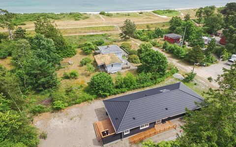 Auke - 100M from the Sea: Casa, Casa, Puerta, Techo, Cabaña, Inmuebles, Jardín, Sombra, Vía Muerta, Yarda