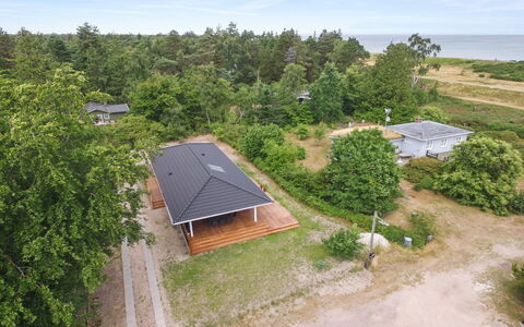 Auke - 100M from the Sea: Casa, Casa, Puerta, Techo, Cabaña, Inmuebles, Jardín, Sombra, Vía Muerta, Yarda