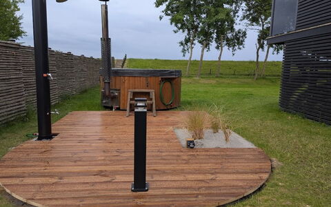 Engli - 90M from the Sea: Jardín, Manchas De Madera, Madera Dura, Patio Interior, Yarda, Paisajismo, Cubierta, Estructura Al Aire Libre