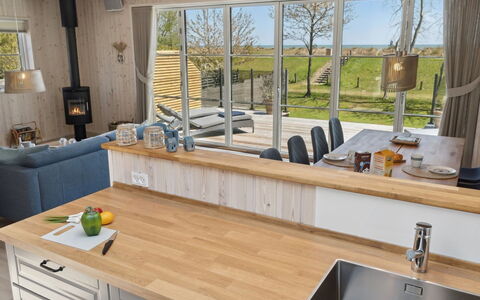 Engli - 90M from the Sea: Mueble, Piso, Madera, Mostrador, Diseño De Interiores, Cocina, Suelo, Gabinetes, Aparato De Cocina, Manchas De Madera