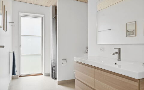 Engli - 90M from the Sea: Piso, Suelo, Lavabo Del Baño, Diseño De Interiores, Arreglo De Tubería, Pared, Lavabo, Madera, Baño, Mueble De Baño