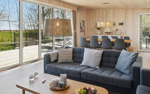 Engli - 90M from the Sea: Mueble, Diseño De Interiores, Piso, Sofá, Suelo, Madera, Techo, Sala, Lámpara, Mesa