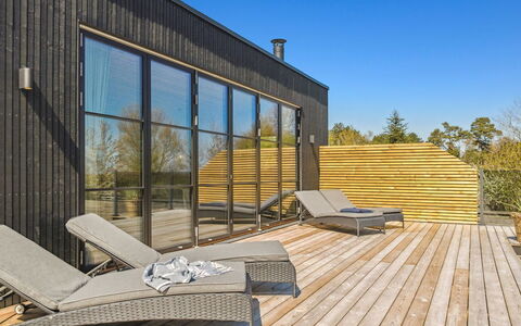 Engli - 90M from the Sea: Madera, Madera Dura, Material Compuesto, Tablón, Cubierta, Suelos De Madera, Vía Muerta, Piscina, Manchas De Madera, Eco Hotel