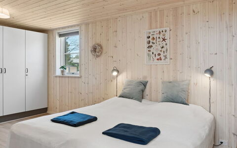 Engli - 90M from the Sea: Piso, Madera, Diseño De Interiores, Habitación, Suelo, Techo, Cama, Mueble, Habitación, Sábana