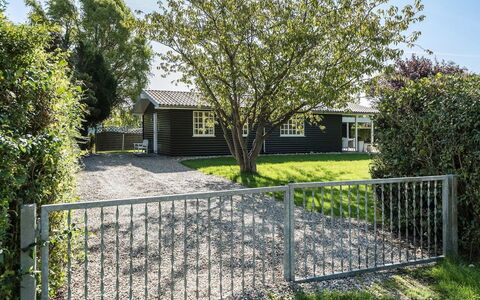 Zuhra - 680M from the Sea: Cerca, Jardín, Metal, Sombra, Portón, Paisajismo, Inicio De Esgrima, Césped, Yarda, Patio Interior