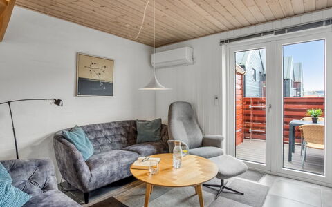 Alissa - 400M from the Sea: Mueble, Madera, Diseño De Interiores, Piso, Suelo, Silla, Habitación, Techo, Sala, Departamento