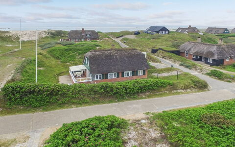 Mattias - 100M from the Sea: Barrio Residencial, Techo, Suburbio, Entrada De Coches, Inmuebles, Tubo De Lámpara