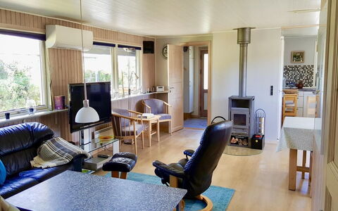 Gudrid - 500M from the Sea: Mueble, Diseño De Interiores, Piso, Madera, Suelo, Techo, Habitación, Sala, Sofá, Encendiendo