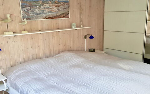 Gudrid - 500M from the Sea: Habitación, Madera, Mueble, Cama, Piso, Sábana, Diseño De Interiores, Lecho, Suelo, Linos