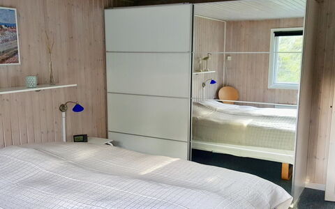 Gudrid - 500M from the Sea: Madera, Piso, Mueble, Suelo, Diseño De Interiores, Habitación, Cama, Habitación, Sábana, Lecho