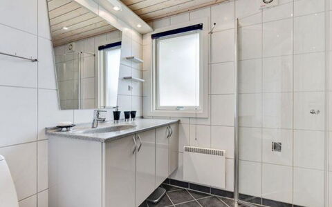 Gudrid - 500M from the Sea: Arreglo De Tubería, Piso, Suelo, Lavabo, Techo, Baño, Diseño De Interiores, Plomería, Grifo, Mueble De Baño