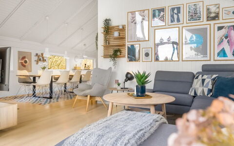 Julie - 1.5Km from the Sea: Mueble, Diseño De Interiores, Piso, Sofá, Sala, Suelo, Madera, Techo, Casa, Suelos De Madera