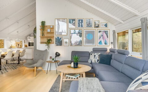 Julie - 1.5Km from the Sea: Diseño De Interiores, Mueble, Sofá, Madera, Sala, Piso, Casa, Suelo, Techo, Habitación