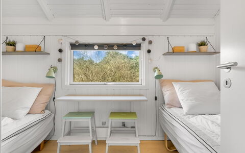 Julie - 1.5Km from the Sea: Madera, Diseño De Interiores, Piso, Suelo, Mueble, Habitación, Habitación, Techo, Cama, Marco De La Cama