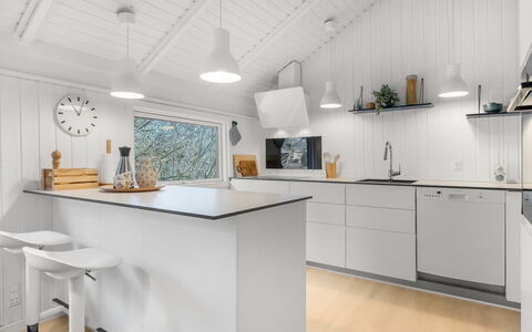 Julie - 1.5Km from the Sea: Cocina, Piso, Diseño De Interiores, Mostrador, Suelo, Madera, Mueble, Techo, Aparato De Cocina, Suelos De Madera