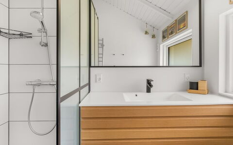 Julie - 1.5Km from the Sea: Diseño De Interiores, Piso, Madera, Suelo, Arreglo De Tubería, Baño, Plomería, Grifo, Mueble De Baño, Techo