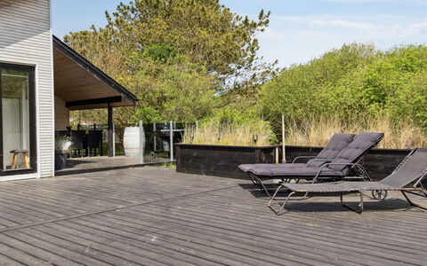 Julie - 1.5Km from the Sea: Suelos De Madera, Madera, Piso, Madera Dura, Cubierta, Suelo, Tablón, Porche, Mueble Para Exteriores, Material Compuesto