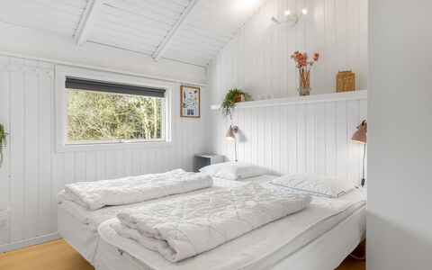 Julie - 1.5Km from the Sea: Madera, Habitación, Diseño De Interiores, Techo, Cama, Lecho, Suelo, Sábana, Linos, Mueble