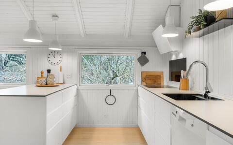 Julie - 1.5Km from the Sea: Cocina, Piso, Diseño De Interiores, Madera, Mostrador, Techo, Suelo, Gabinetes, Lámpara, Aparato De Cocina