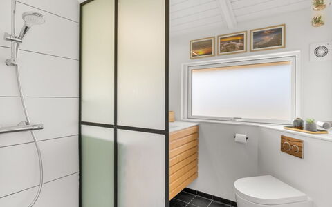Julie - 1.5Km from the Sea: Diseño De Interiores, Piso, Arreglo De Tubería, Baño, Suelo, Baño, Plomería, Casa, Techo, Habitación