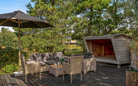 Julie - 1.5Km from the Sea: Madera, Mueble Para Exteriores, Mueble, Madera Dura, Tablón, Manchas De Madera, Cubierta, Suelos De Madera, Jardín, Maceta