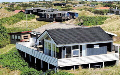 Ute - 200M from the Sea: Barrio Residencial, Techo, Suburbio, Entrada De Coches, Inmuebles, Tubo De Lámpara