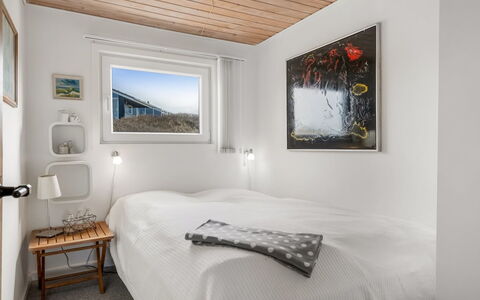 Ute - 200M from the Sea: Pared, Techo, Habitación, Diseño De Interiores, Casa, Cama, Sábana, Suelo, Habitación, Lecho