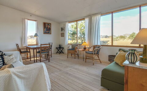 Jules - 300M from the Sea: Techo, El Terreno Del Lote, Cabaña, Casa, Área Rural, Cobertizo, Vía Muerta, Edificios Del Jardín, Cuarto De Troncos, \Choza