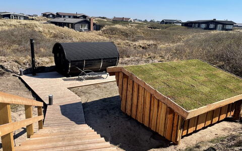 Faxi - 100M from the Sea: Arbusto, Diseño Urbano, Cobertura Del Suelo, Ladrillo, Departamento, Inmuebles, Enladrillado, Balcón, Paisajismo