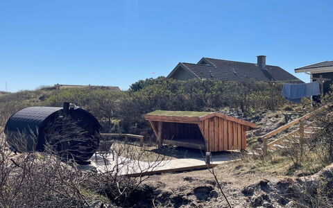 Faxi - 100M from the Sea: Arbusto, Diseño Urbano, Cobertura Del Suelo, Ladrillo, Departamento, Inmuebles, Enladrillado, Balcón, Paisajismo