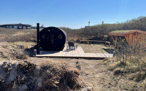 Faxi - 100M from the Sea: Arbusto, Diseño Urbano, Cobertura Del Suelo, Ladrillo, Departamento, Inmuebles, Enladrillado, Balcón, Paisajismo
