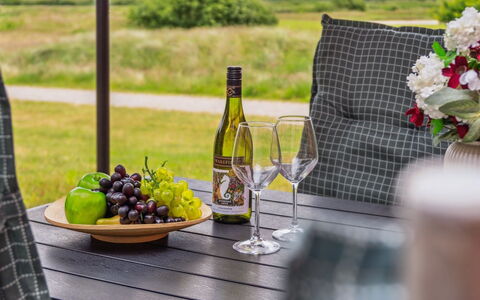 Akim - 2Km from the Sea: Mueble, Mueble Para Exteriores, Vajilla, Mesa, Drinkware, Silla, Mesa Al Aire Libre, Comida, Botella