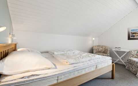 Akim - 2Km from the Sea: Cama, Habitación, Diseño De Interiores, Suelo, Piso, Lecho, Sábana, Madera, Mueble, Techo