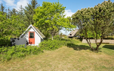 Jorinde - 2.8Km from the Sea: Hierba, Arbusto, Techo, Casa, Cabaña, El Terreno Del Lote, Área Rural, Jardín, Casa, Cobertura Del Suelo