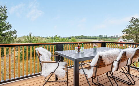 Jorinde - 2.8Km from the Sea: Mueble, Diseño De Interiores, Silla, Piso, Mesa, Recurso, Suelo, Techo, Habitación, Eco Hotel
