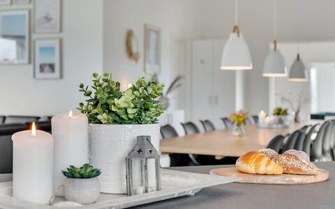 Fridel - 4Km from the Sea: Mueble, Diseño De Interiores, Mesa, Vajilla, Casa, Maceta, Encendiendo, Cocina Y Comedor Mesa, Silla, Comedor