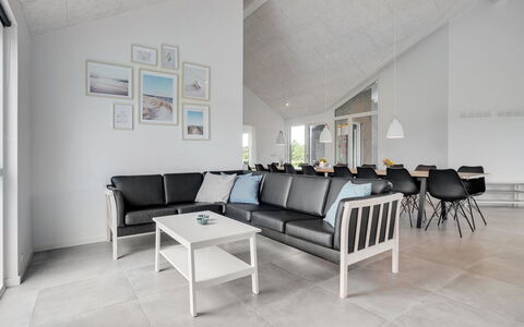 Fridel - 4Km from the Sea: Piso, Diseño De Interiores, Suelo, Techo, Sofá, Sala, Mueble, Silla, Suelos De Madera