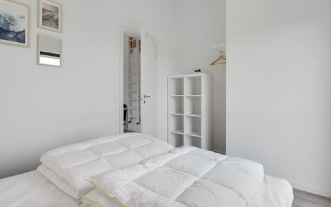 Fridel - 4Km from the Sea: Cama, Habitación, Sábana, Diseño De Interiores, Lecho, Mueble, Suelo, Piso, Techo, Linos