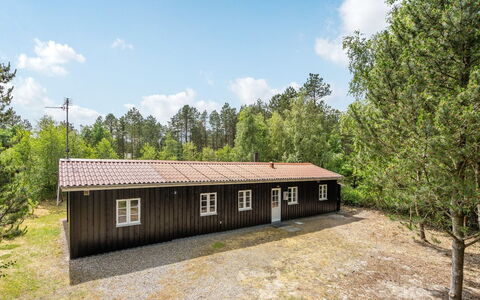 Granke - 3.8Km from the Sea: Techo, Casa, El Terreno Del Lote, Casa, Cabaña, Inmuebles, Edificios Del Jardín, Sombra, Cuarto De Troncos, Paisajismo