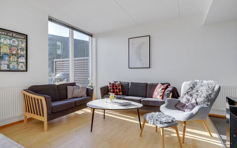 Pirkko - 100M from the Sea: Mueble, Diseño De Interiores, Piso, Suelo, Sofá, Pared, Suelos De Madera, Madera, Sala, Habitación