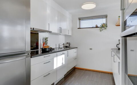 Pirkko - 100M from the Sea: Mostrador, Cocina, Gabinetes, Diseño De Interiores, Aparato De Cocina, Piso, Electrodoméstico, Mueble, Techo, Electrodoméstico