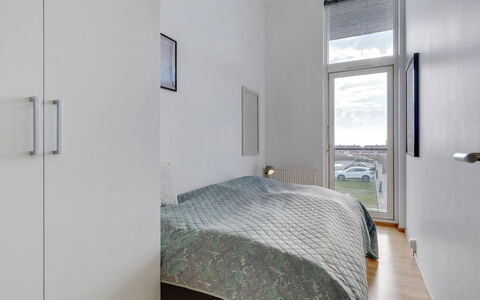 Pirkko - 100M from the Sea: Diseño De Interiores, Madera, Piso, Suelo, Habitación, Cama, Techo, Departamento, Mueble, Sábana