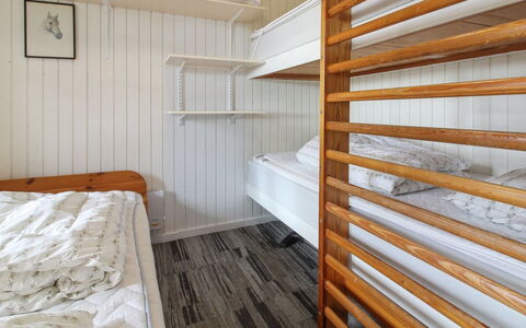 Gertruda - 2.3Km from the Sea: Piso, Suelo, Madera, Diseño De Interiores, Cama, Litera, Habitación, Techo, Sábana, Manchas De Madera