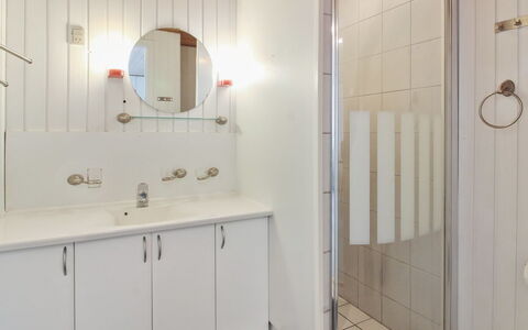 Gertruda - 2.3Km from the Sea: Arreglo De Tubería, Pared, Piso, Baño, Lavabo Del Baño, Suelo, Diseño De Interiores, Lavabo, Mueble De Baño, Plomería