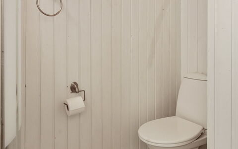 Gertruda - 2.3Km from the Sea: Madera, Arreglo De Tubería, Baño, Piso, Asiento Del Baño, Suelo, Baño, Plomería, Lavabo, Grifo