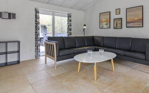 Vieno - 2.6Km from the Sea: Piso, Mueble, Suelo, Diseño De Interiores, Madera, Sofá, Sala, Encendiendo, Techo, Mesa