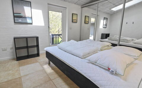 Vieno - 2.6Km from the Sea: Habitación, Cama, Suelo, Diseño De Interiores, Piso, Mueble, Techo, Lecho, Sábana, Habitación